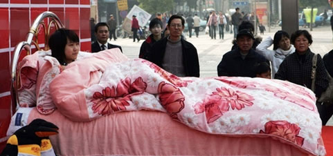 少女當(dāng)街試睡品牌床品