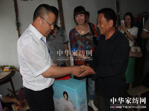 盛宇集團黨委慰問過溪村困難黨員和困難群眾