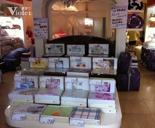 紫羅蘭寶應(yīng)專賣店重裝升級大促銷火爆進行