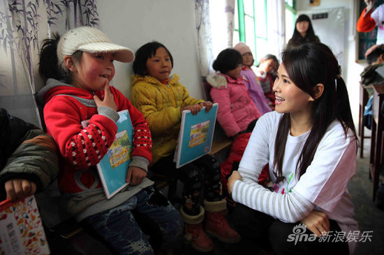 伊能靜投身公益帶領(lǐng)孩子們讀書(shū)