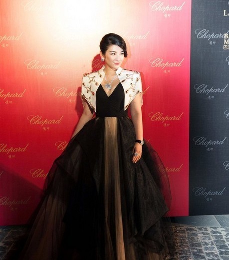 黃奕出席珠寶展撈金豐腴甜美