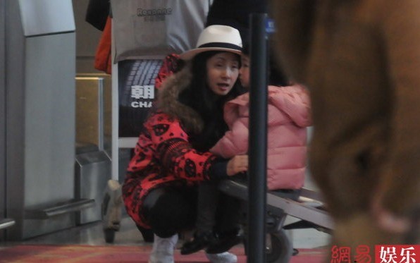 小陶虹獨(dú)自攜女現(xiàn)身機(jī)場(chǎng)