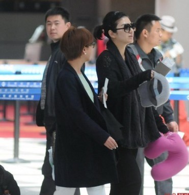 黃奕素顏現(xiàn)身機(jī)場宣傳新片顯疲倦