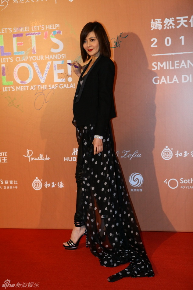 關之琳低胸事業線搶鏡120萬拍得雕塑