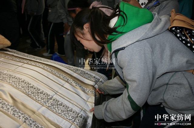 宿遷市鐘吾初級中學學子走進玖久絲綢